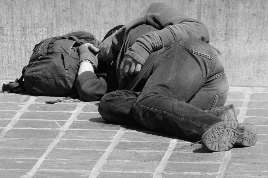 Omvandrende mand sover på gaden